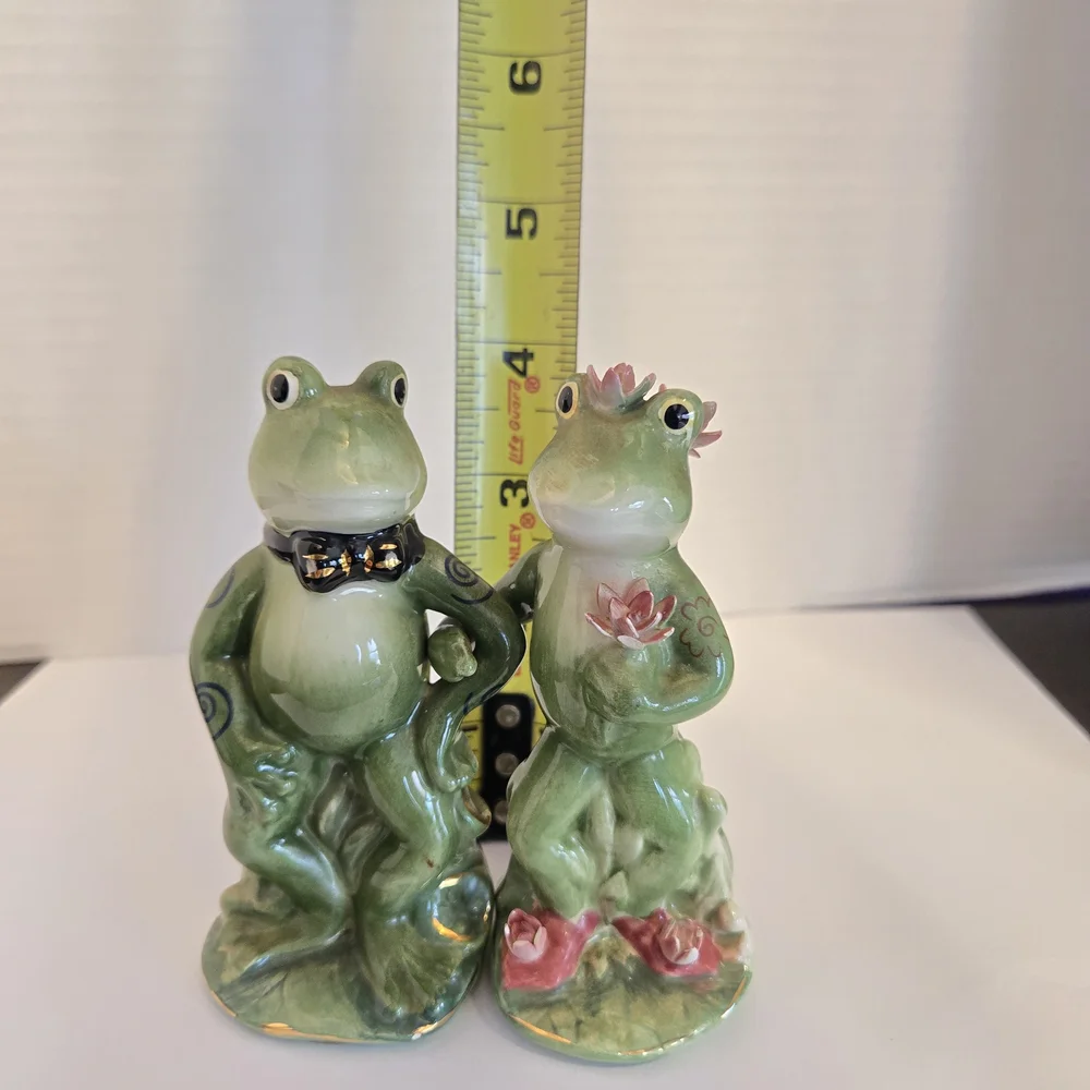 Appletree Desing. Alfrogo & Frogalina A Salt & Pepper Shaker Couple.